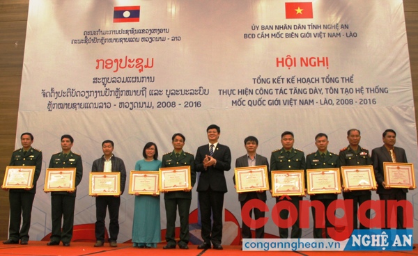 Đồng chí Lê Xuân Đại, Phó Chủ tịch Thường trực UBND tỉnh trao Bằng khen của UBND tỉnh cho các cá nhân đạt thành tích xuất sắc trong công tác cắm mốc biên giới quốc gia, giai đoạn 2008 - 2016
