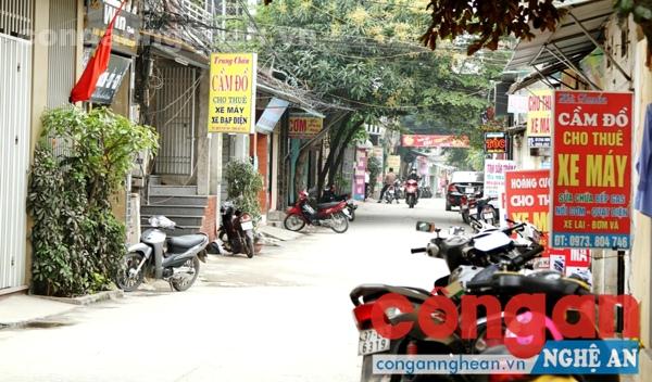 Nhiều cửa hàng cầm đồ san sát nhau ở khu vực sau Trường ĐH Vinh