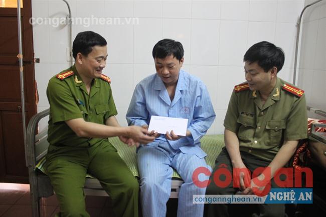 Đồng chí Đại tá Nguyễn Mạnh Hùng phó Giảm đốc Công an tỉnh thăm tặng quà động viên đồng chí Đại úy Nguyễn Hữu Tuấn Công an thị xã Cửa Lò bị thương khi làm nhiệm vụ