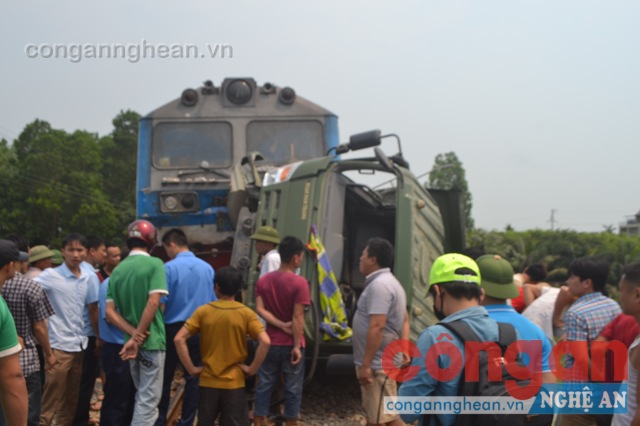 Vụ tại nạn khiến tuyến đường sắc Bắc - Nam đoạn qua khu vực bị tê liệt nhiêu giờ đồng hồ