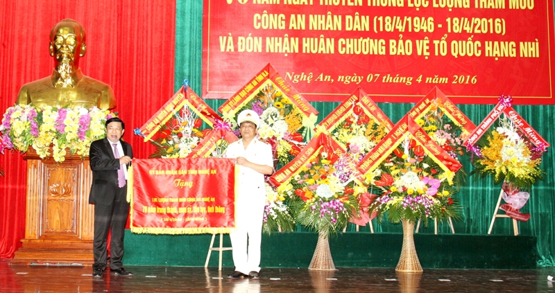 ... Và trao tặng bức trướng 