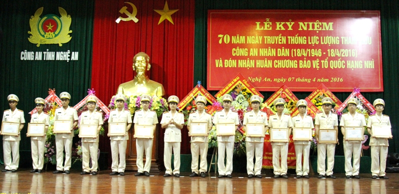 Dịp này, 37 tập thể và cá nhân cũng đã được Bộ Công an, Văn phòng Bộ Công an, Chủ tịch UBND tỉnh và Giám đốc Công an tỉnh khen thưởng.