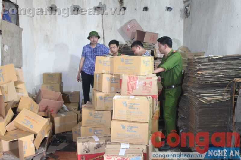 Lực lượng chức năng phát hiện nhiều chai giấm gạo giả
