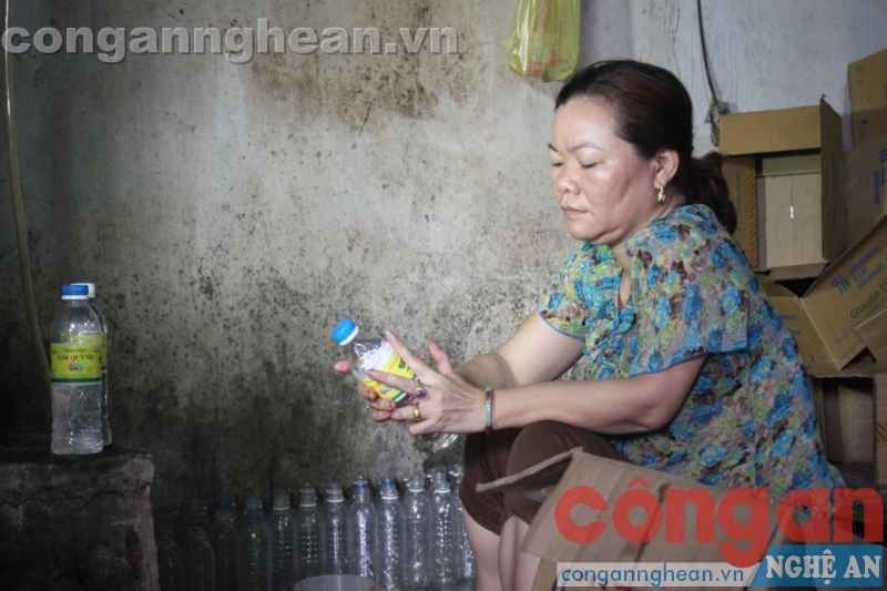 Bà Kim tường thuật lại quá trình sản xuất: cho axit vào nước lạnh, rót vào chai, dán nhãn và mang đi tiêu thụ