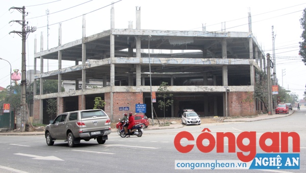 Tòa nhà Nam Đàn Plaza nằm ở vị trí đắc địa của thị trấn Nam Đàn đang dang dở