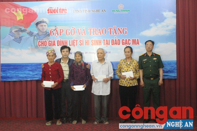 Trao tiền hỗ trợ cho thân nhân các liệt sĩ Gạc Ma