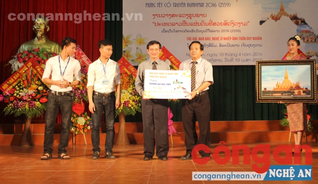 NSNA Trần Duy Ngoãn trao tặng bộ ảnh 