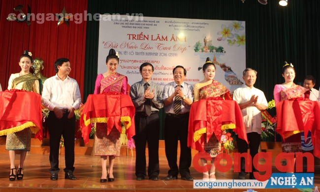 Cắt băng khai mạc triển lãm ảnh
