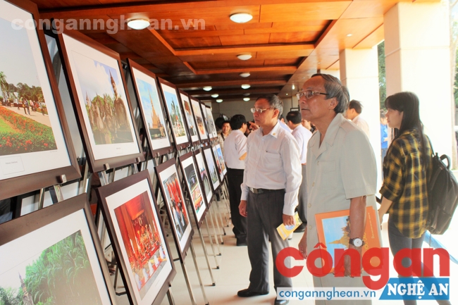 Triển lãm ảnh đã giới thiệu tới người xem những nét văn hóa đặc sắc của đất nước triệu voi