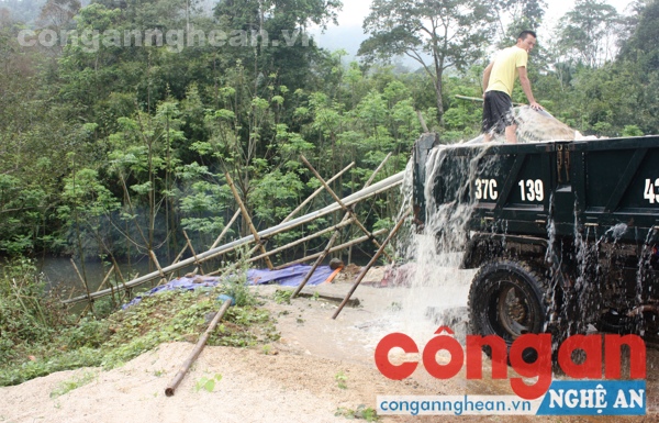 Phương tiện, máy móc đang hút cát tại điểm khai thác cát trái phép ở xóm 3, xã Quế Sơn