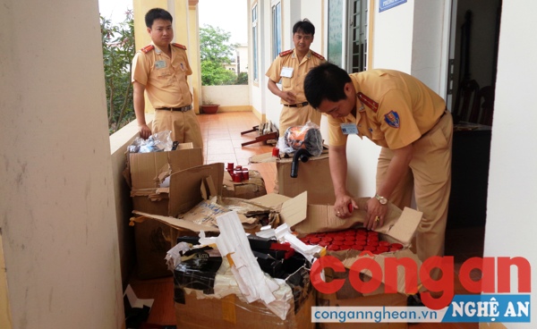 Lực lượng chức năng kiểm tra lô hàng trong vụ việc