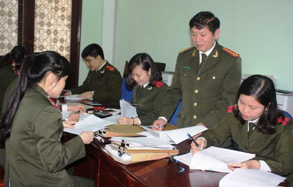 Lãnh đạo Phòng Tài chính Công an tỉnh Nghệ An kiểm tra hướng dẫn việc thu, chi ngân sách - Ảnh: Hữu Trọng