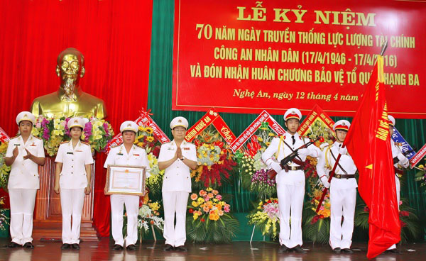 Được sự ủy quyền của Chủ nước, đồng chí Đại tá Nguyễn Hữu Cầu, Ủy viên BTV Tỉnh ủy, Bí thư Đảng ủy, Giám đốc Công an tỉnh Nghệ An đã trao Huân Chương Bảo vệ Tổ quốc cho lãnh đạo Phòng Tài chính Công an tỉnh