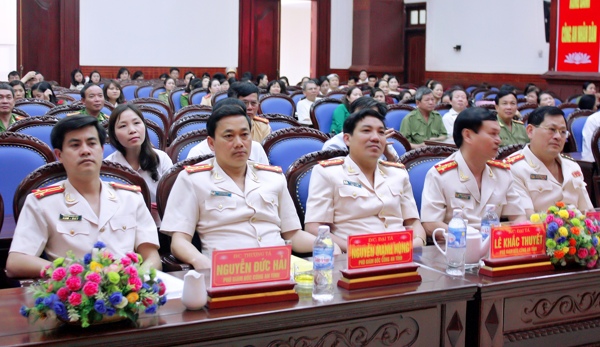 Các đại biểu dự lễ kỷ niệm và lãnh đạo Công an tỉnh qua các thời kỳ.