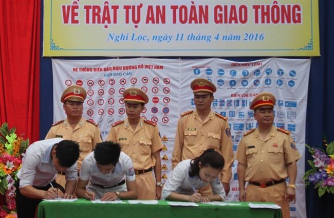 Tổ chức ký cam kết chấp hành nghiêm luật lệ an toàn giao thông cho các em học sinh