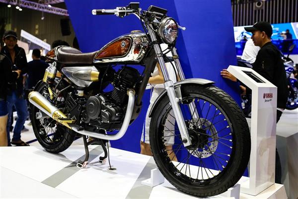 Bản concept khác của Yamaha là chiếc Resonator 125 mang phong cách cổ điển pha lẫn nhiều chi tiết hiện đại. Thân xe tạo điểm nhấn với chất liệu gỗ, hoạ tiết chạm khắc nghệ thuật, hệ thống đèn Full LED, màn hình hiển thị thông qua một chiếc smartphone.