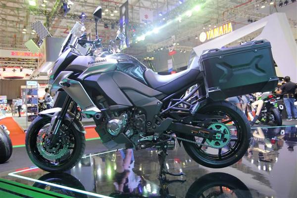 Versys 1000 là một trong 2 mẫu xe mới trong gian hàng Kawasaki cùng với Ninja ZX-10R 2016. Đây cũng là mẫu xe thuộc dòng adventure 1.000 phân khối đầu tiên của Kawasaki tại Việt Nam. Điểm nổi trội trên mẫu xe này là khả năng off-road cũng như chạy trong thành phố. 