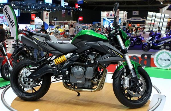 Tâm điểm của gian hàng Benelli là chiếc BN600i ABS phiên bản mới với giá bán chính hãng 199 triệu đồng. Mẫu naked bike cỡ lớn sử dụng động cơ 4 xi-lanh thẳng hàng, 4 thì, dung tích 600cc kết hợp hộp số 6 cấp cho công suất 62 mã lực. 
