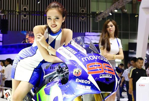 Với các công nghệ đặc biệt được thiết kế phù hợp với đường đua MotoGP, trị giá một chiếc YZR-M1 vào khoảng 1 triệu USD.