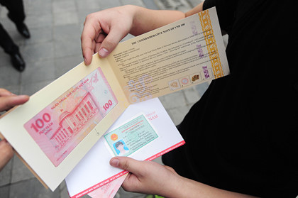  Tiền kỷ niệm được để trang trọng trong phong bì