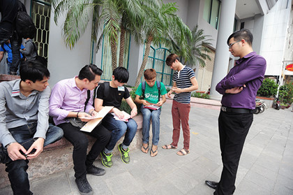 Sau khi mua được tiền mới, nhiều người nán lại cùng nhau tìm hiểu về tờ tiền 100 đồng kỷ niệm