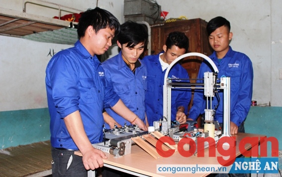 Nhóm sinh viên đang hoàn thiện mô hình tự động phân loại sản phẩm độc hại