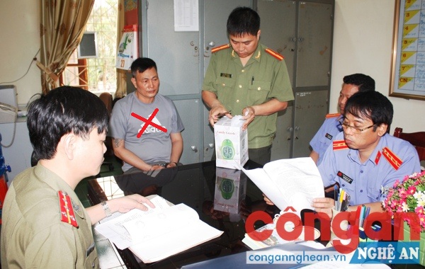 Phòng An ninh điều tra và Viện KSND tỉnh mở niêm phong vật chứng vụ án với sự có mặt của Phạm Duy Tuyên (X)