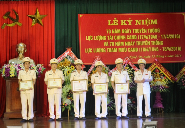 Trao tặng Bằng khen của Bộ Công an, Cục hồ sơ, UBND tỉnh cho các tập thể, cá nhân có thành tích xuất sắc trong đợt thi đua lập thành tích chào mừng kỷ niệm 70 năm ngày thành lập lực lượng Tham mưu và tài chính