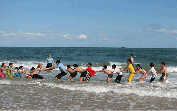 Để bảo đảm an toàn cho du khách, lực lượng cứu hộ phải túc trực cả ngày. Trong ảnh: Một nhóm du khách tổ chức chơi trò chơi vận động trên biển.