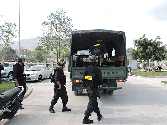 Lực lượng cảnh sát cơ động được huy động truy tìm các học viên bỏ trốn.