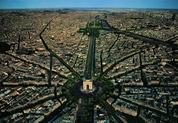 Paris (Pháp) là một thành phố lớn của châu Âu, là trung tâm nghệ thuật, thời trang, ẩm thực và văn hóa thế giới.