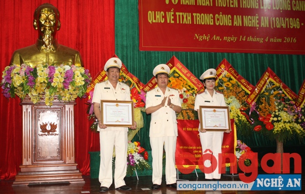 Thừa ủy quyền của Tổng cục trưởng Tổng cục Chính trị BCA , đồng chí Nguyễn Tiến Dần, PGĐ Công an tỉnh trao Bằng khen của Tổng cục Chính trị BCA tặng các tập thể lực lượng Cảnh sát QLHC về TTXH Công an tỉnh Nghệ An. 