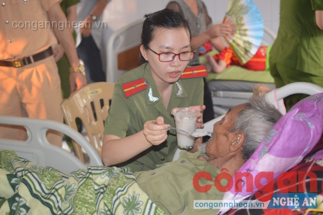 Bón cháo cho bệnh nhân tuổi cao tại giường bệnh