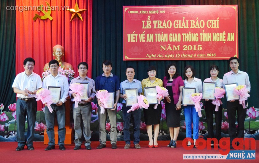 Lãnh đạo Ban Tuyên giáo Tỉnh ủy, Sở TT&TT, Hội Nhà báo tỉnh và đại diện Ban ATGT tỉnh trao các giải thưởng cho các tác giả đạt giải năm 2015