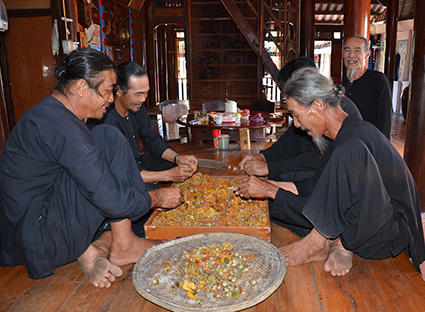 Những phong tục và nếp sống của cư dân Long Sơn luôn cuốn hút du khách tham quan, khám phá.