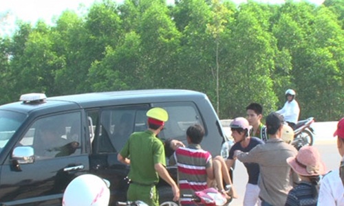 Phó Giám đốc Công an tỉnh trực tiếp đưa xe đến đưa các em đi cấp cứu.