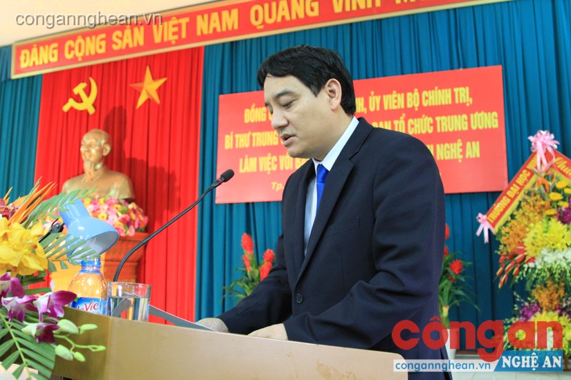 Đồng chí Nguyễn Đắc Vinh- Ủy viên TW Đảng, Bí thư Tỉnh ủy Nghệ An phát biểu nhận nhiệm vụ và hứa sẽ nổ lực, cố gắng, đoàn kết cộng sự phấn đấu đưa quê hương Nghệ An ngày một phát triển