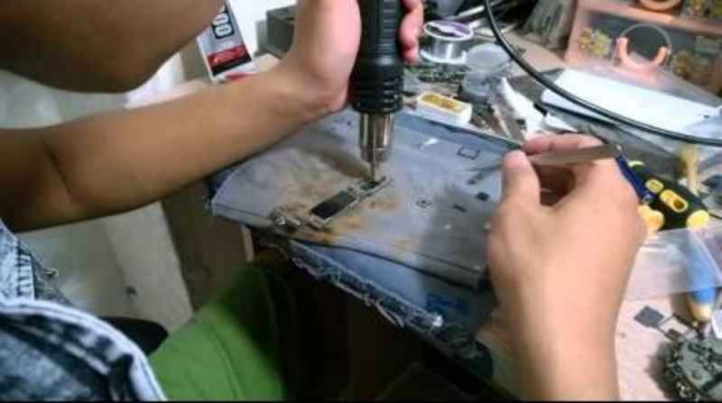 Dựng iPhone cũng là nghề hốt bạc của nhiều thợ sửa chữa điện thoại