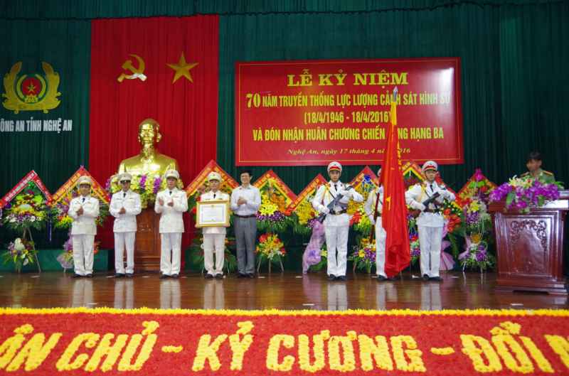 Thừa ủy quyền của Chủ tịch nước, đồng chí Lê Xuân Đại, Phó Chủ tịch UBND tỉnh trao Huân chương chiến công hạng Ba của Chủ tịch nước tặng Phòng CSHS Công an tỉnh Nghệ An 