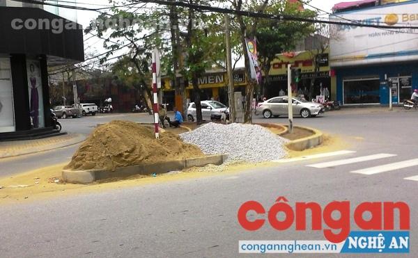 Lối rẽ Lê Hồng Phong - Nguyễn Văn Cừ vẫn đang còn ngổn ngang cát, sỏi (Ảnh chụp ngày 13/4)