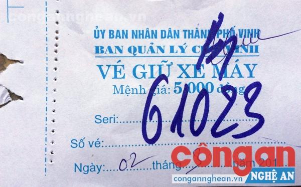 Giá gửi xe tại chợ Vinh niêm yết trên vé xe là 5.000 đồng, cao hơn 3.000 đồng so với quy định của UBND tỉnh