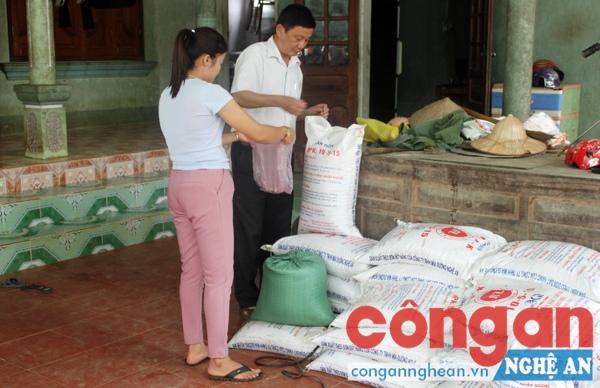 Cơ quan chức năng kiểm tra, niêm phong số phân bón giả