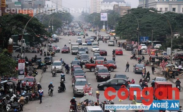 Số lượng ôtô ở TP Vinh ngày càng nhiều là nguyên nhân dẫn đến ùn tắc giao thông