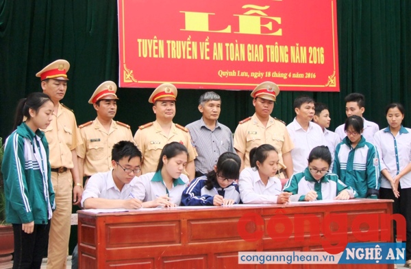  Tổ chức cho học sinh ký cam kết chấp hành nghiêm Luật Giao thông đường bộ