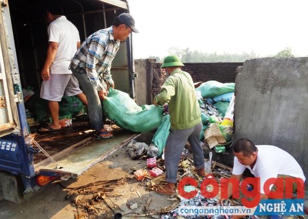 Lực lượng chức năng tiêu hủy số hàng trong vụ việc