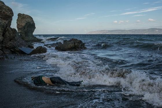 Thi thể của một người tị nạn dạt vào hòn đảo Lesbos của Hy Lạp. Tác giả Mauricio Lima chụp bức ảnh vào ngày 1/11/2015.