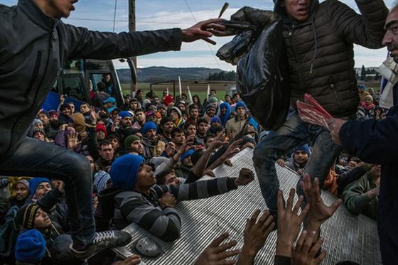 Những người tị nạn Pakistan, Bangladesh, Morocco, Algeria và Somalia giành nhau nước, chăn màn và quần áo tại Idomeni, Hy Lạp ngày 28/11/2015.
