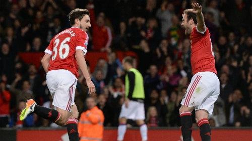 Darmian (trái) đã lập một siêu phẩm cho MU ở Old Trafford