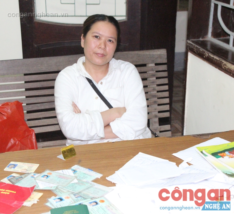 Nguyễn Thị Hiền cùng tang vật tại cơ quan công an