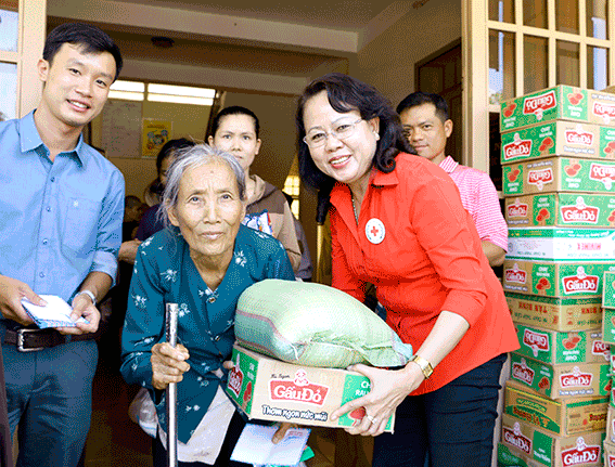 Bà Vương Thị Ngọc Yến, Chủ tịch Hội Chữ thập đỏ tỉnh (bìa phải) trao quà cho người nghèo xã Suối Rao (huyện Châu Đức).